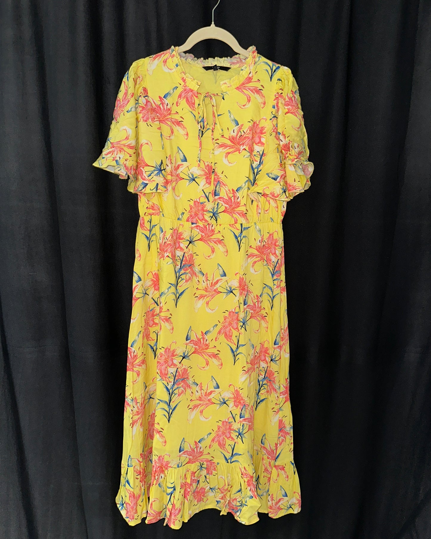 Floral yellow midi dress with bat sleeves