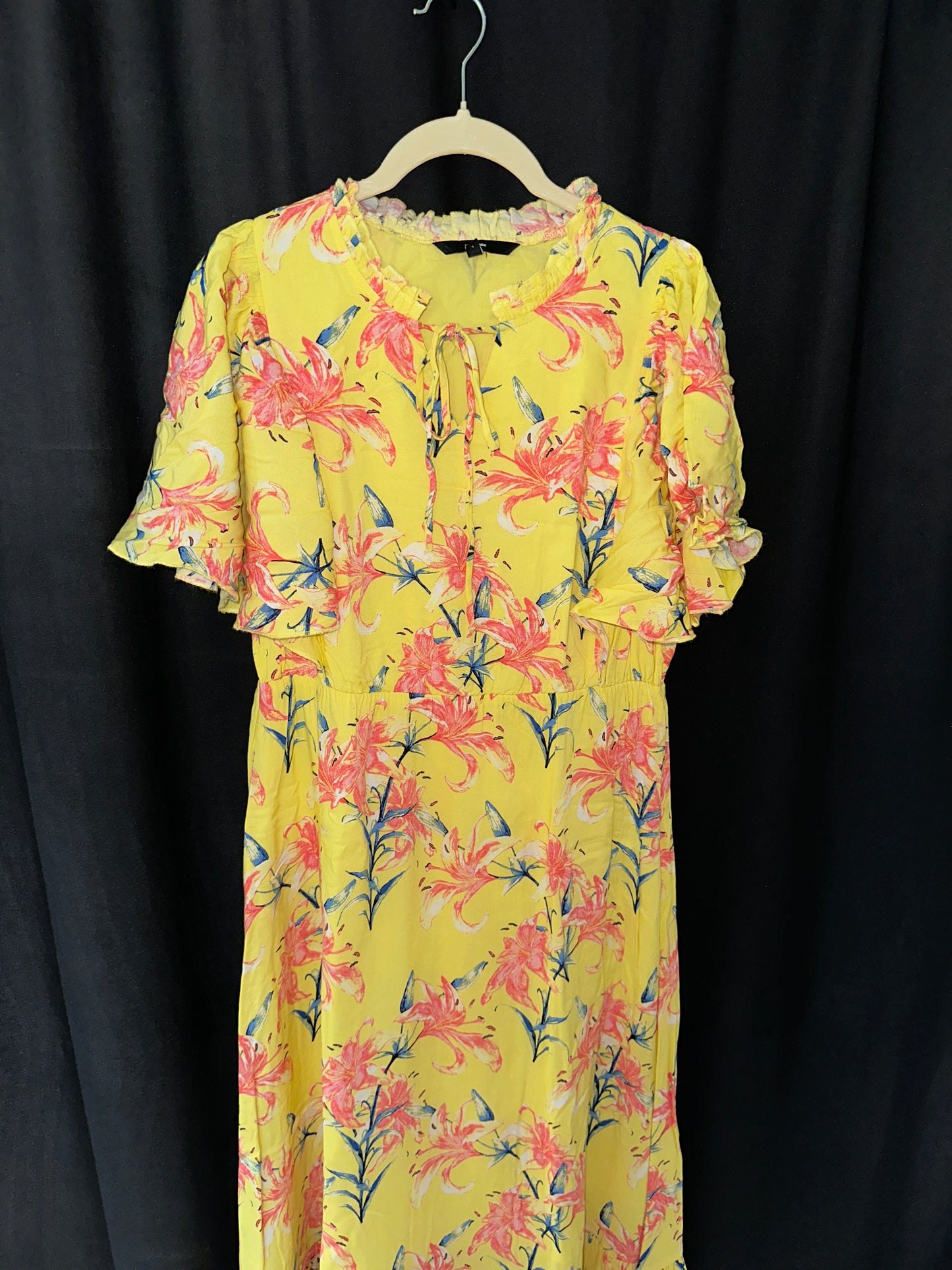 Floral yellow midi dress with bat sleeves