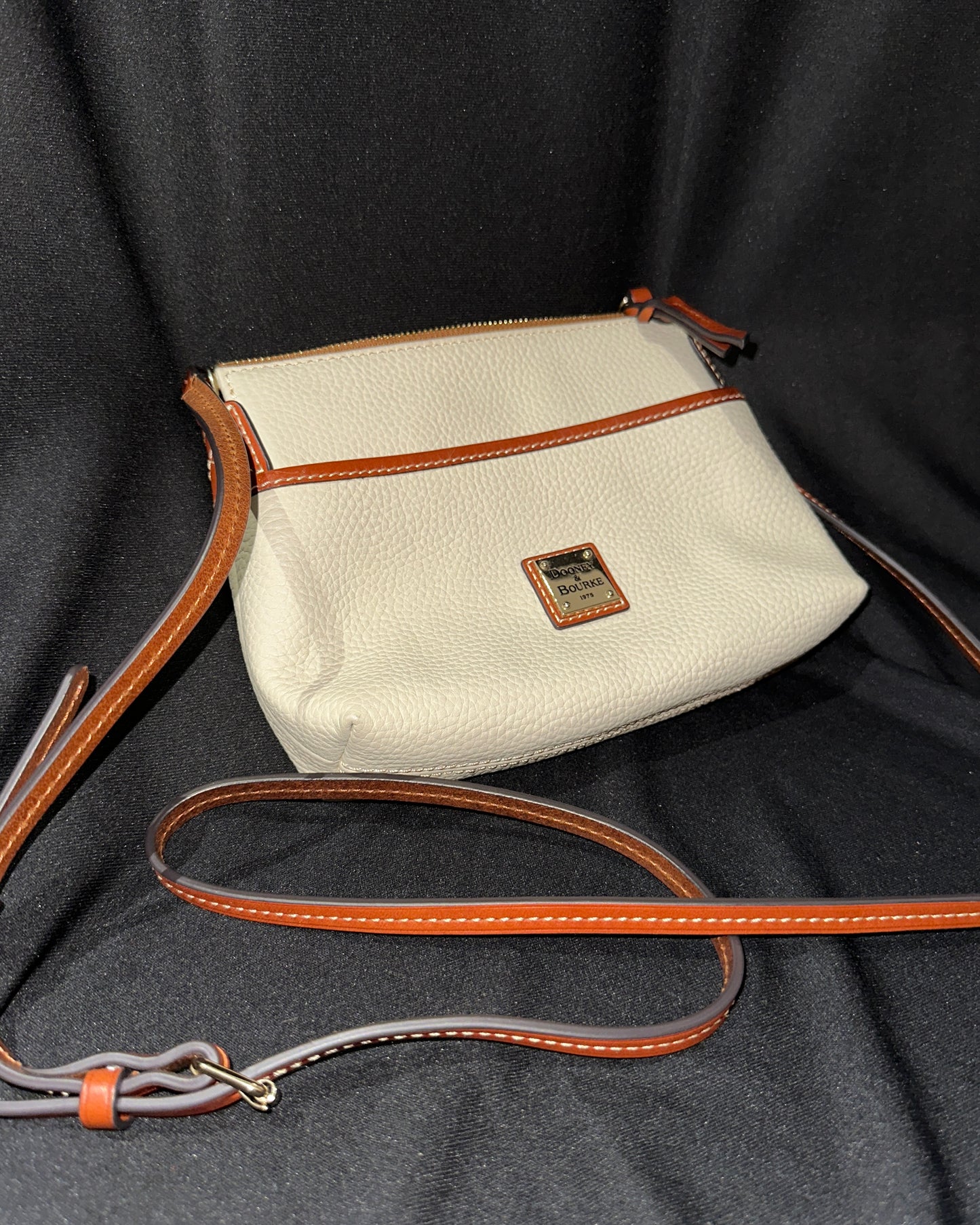 Pebble grain pouchette crossbody bag