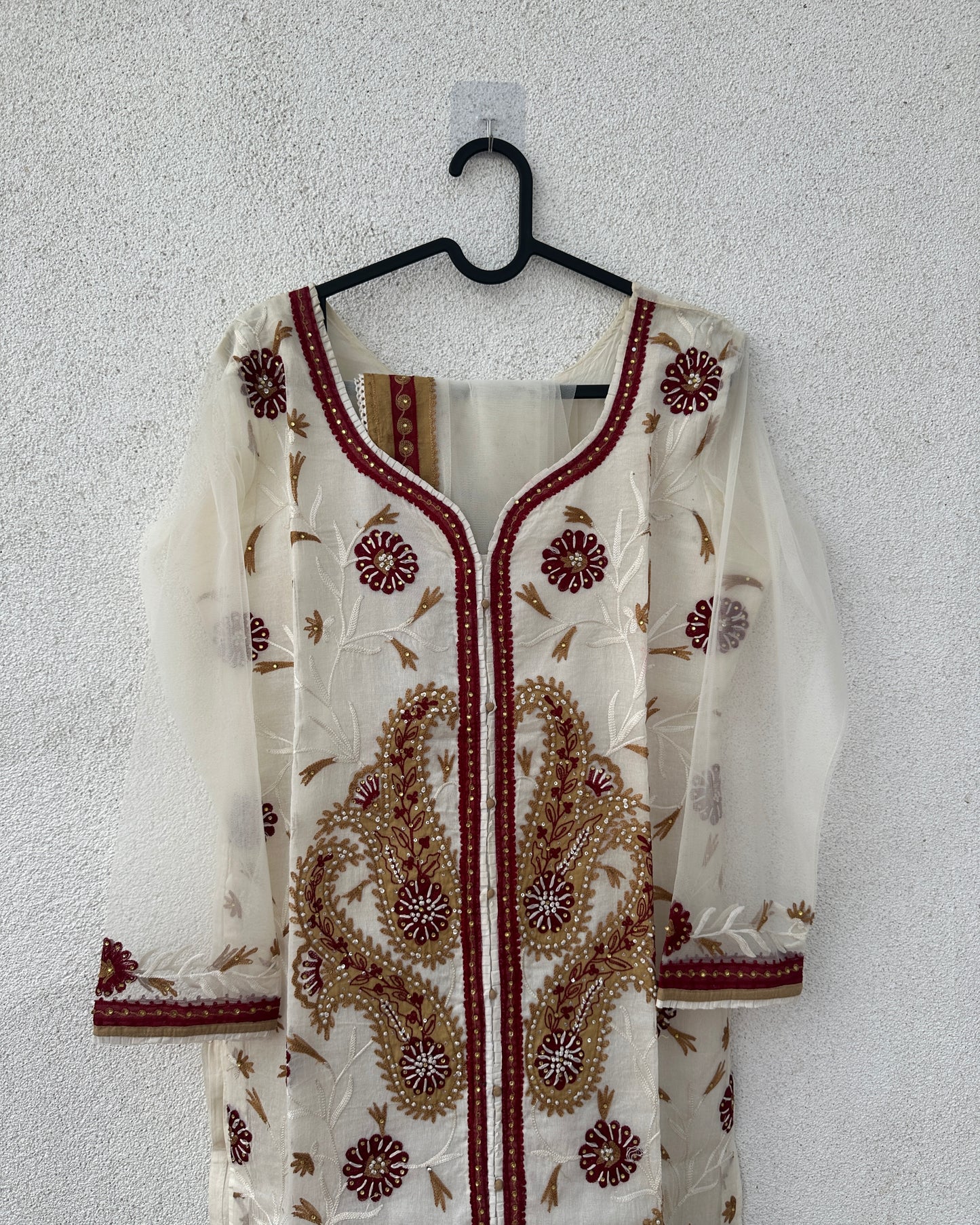 White embroidered kurta with shawl (2 pcs)