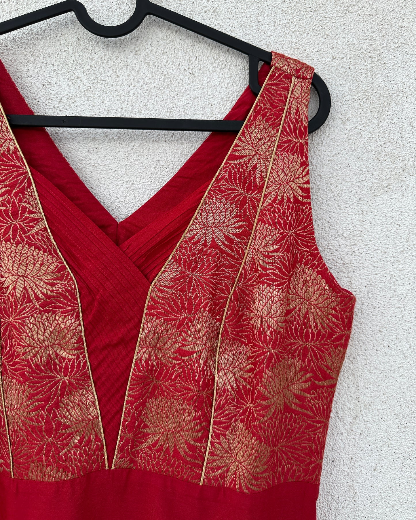Red sleeveless kurta set
