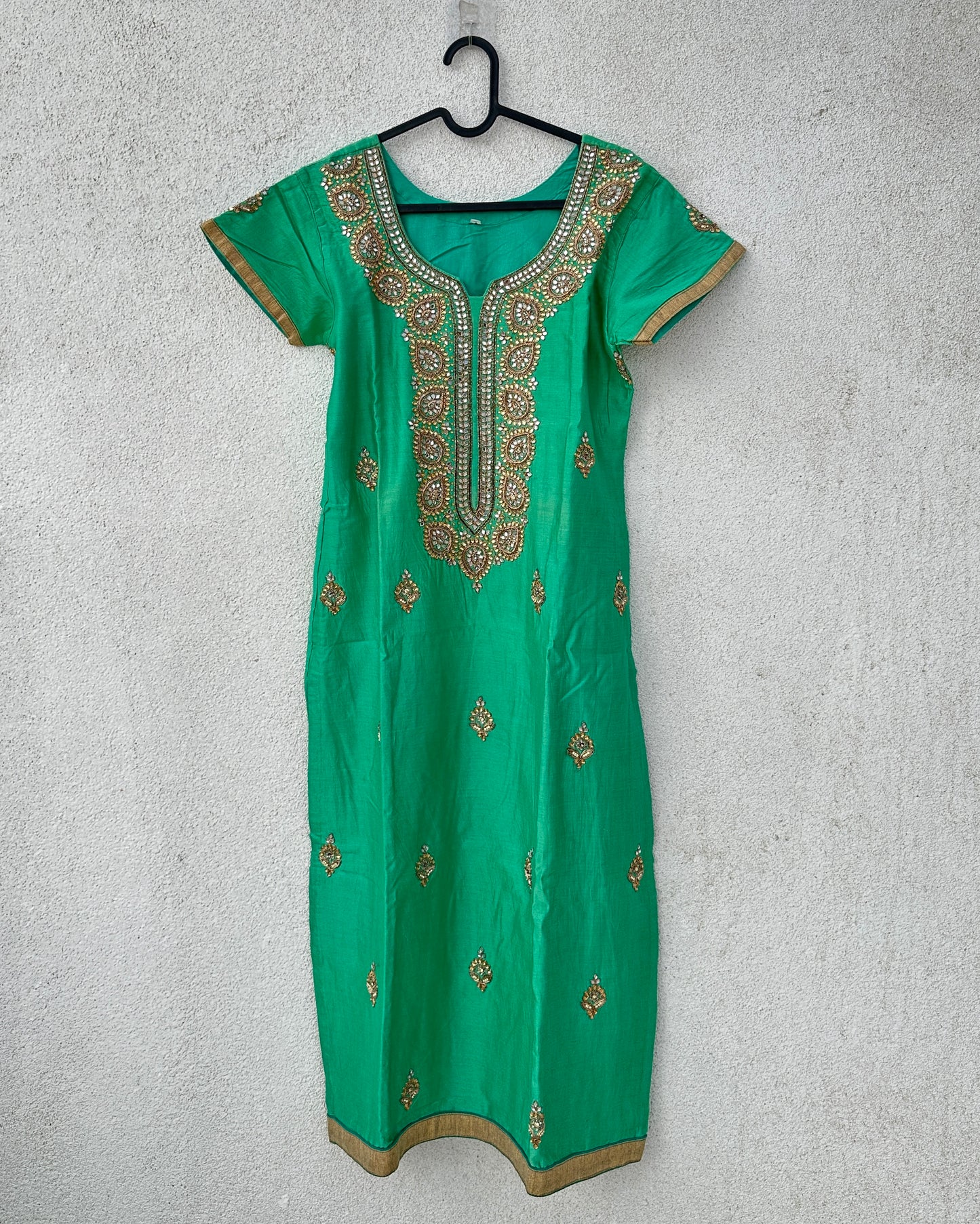 Green embroidered kurta with dupatta (2 pcs)