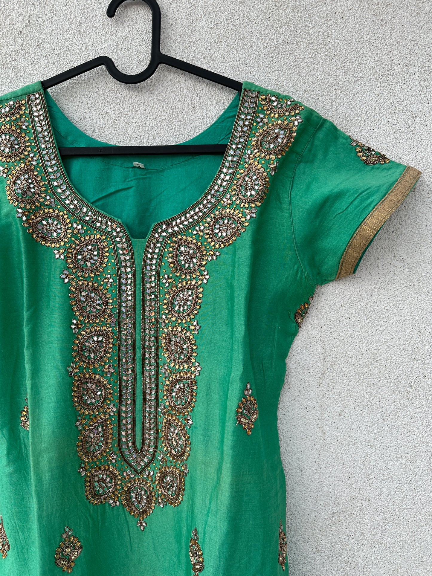 Green embroidered kurta with dupatta (2 pcs)