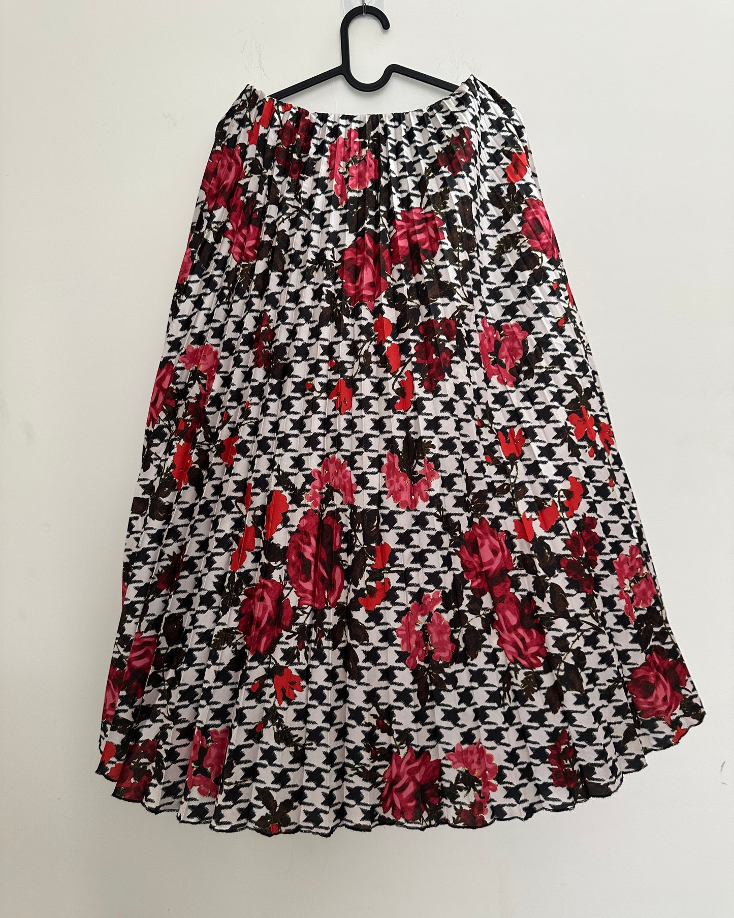 Black and red floral pleated satin skirt