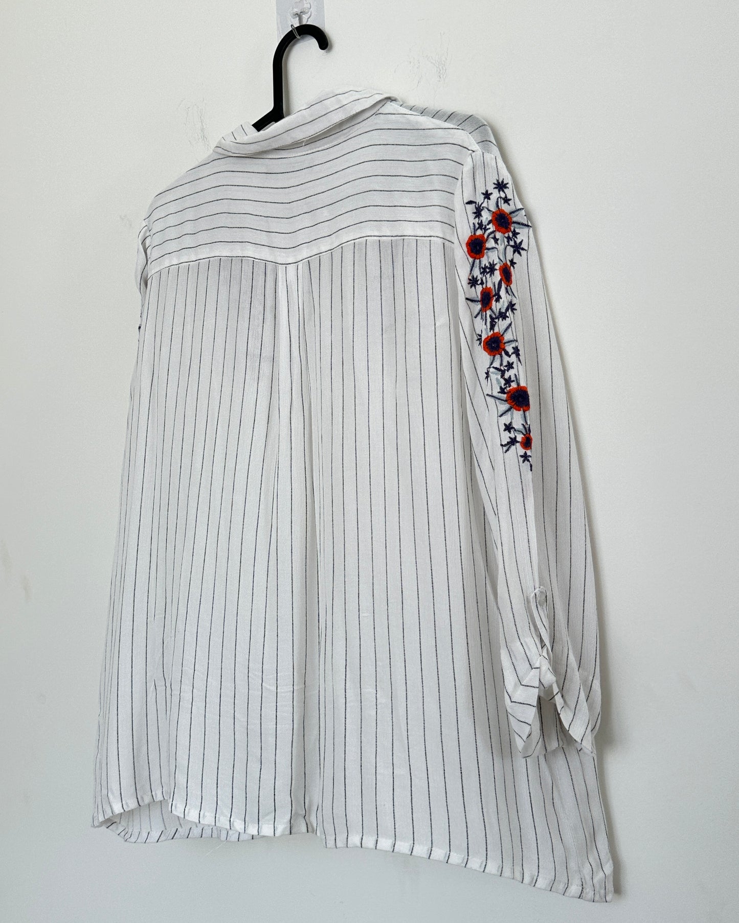 White stripes shirt with embroidered neck