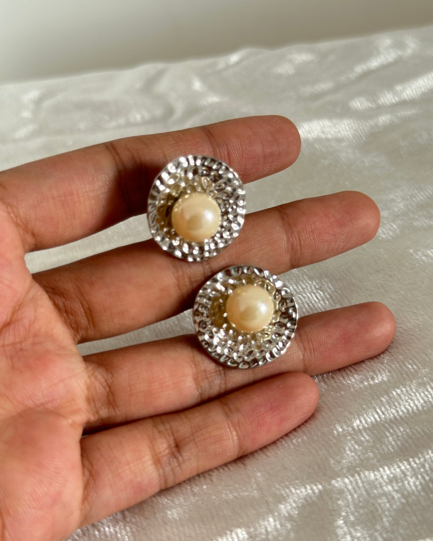 Faux pearl hammered metal stud earring