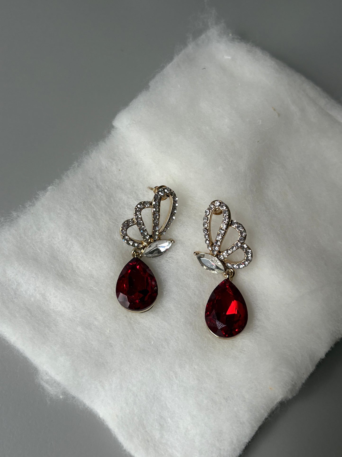 Wing earring with red drop