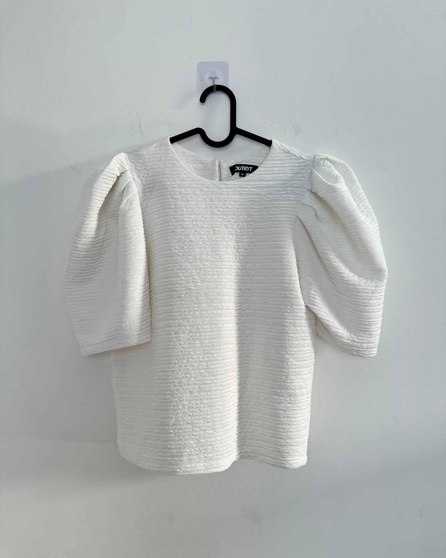 White top with puff sleeves (strechable)