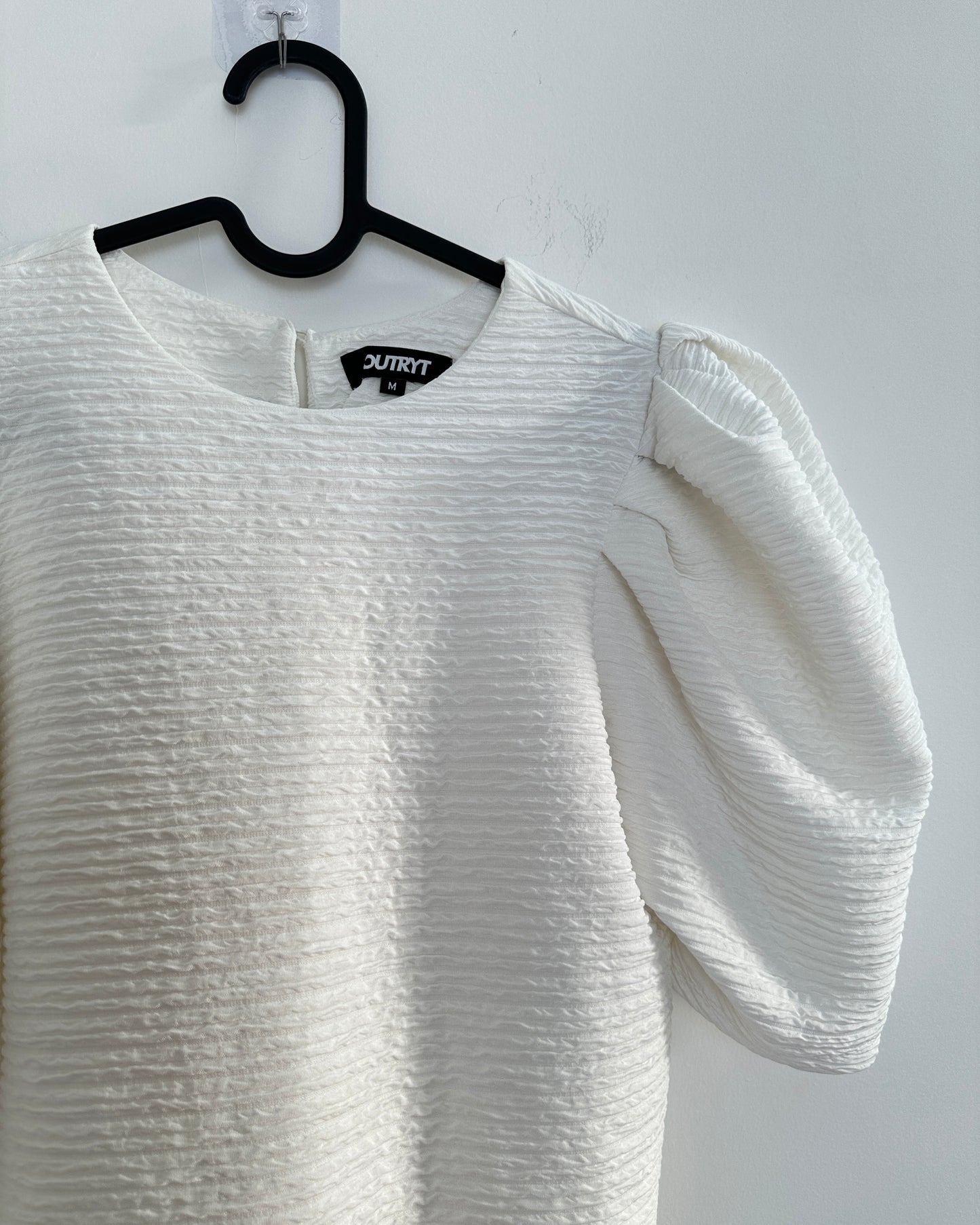 White top with puff sleeves (strechable)
