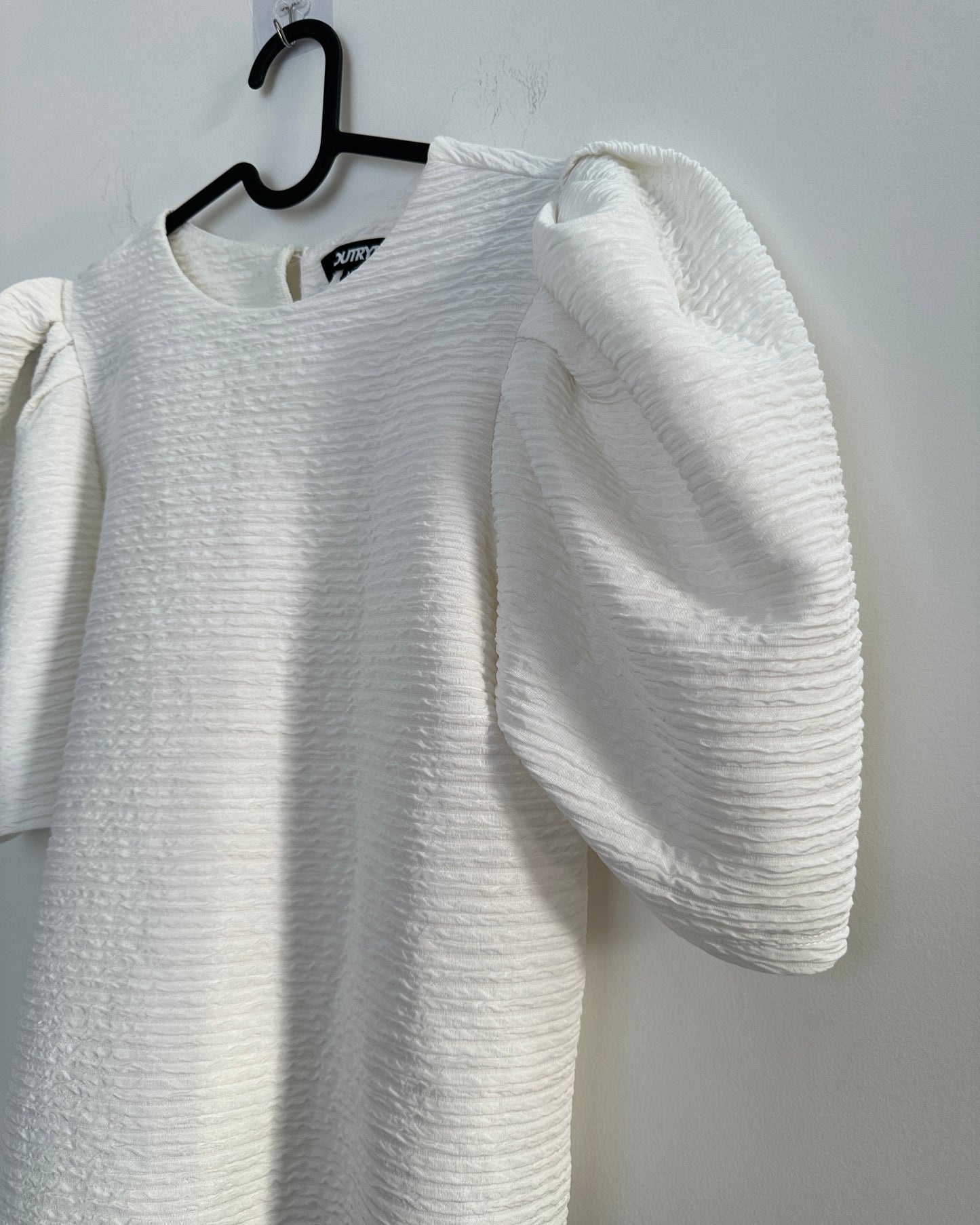 White top with puff sleeves (strechable)