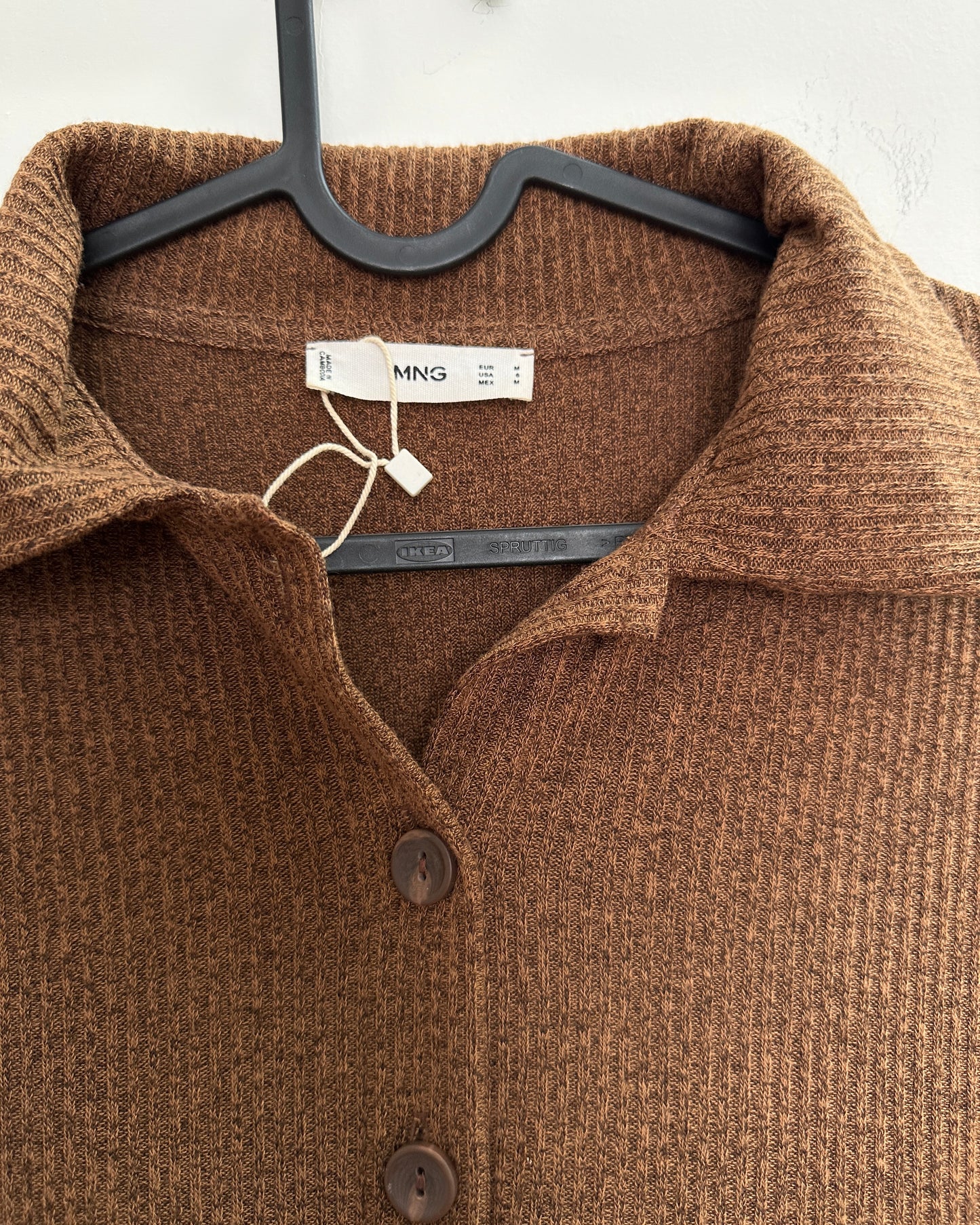 Brown full sleeve ribbed knit shirt