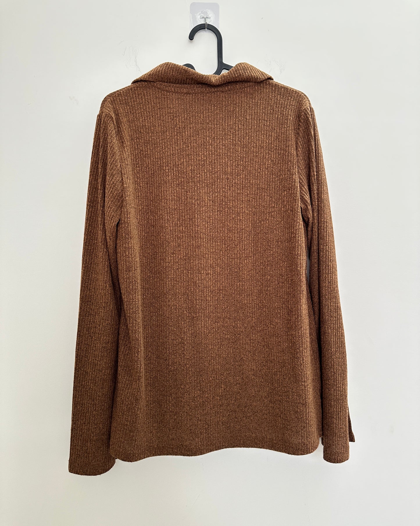 Brown full sleeve ribbed knit shirt