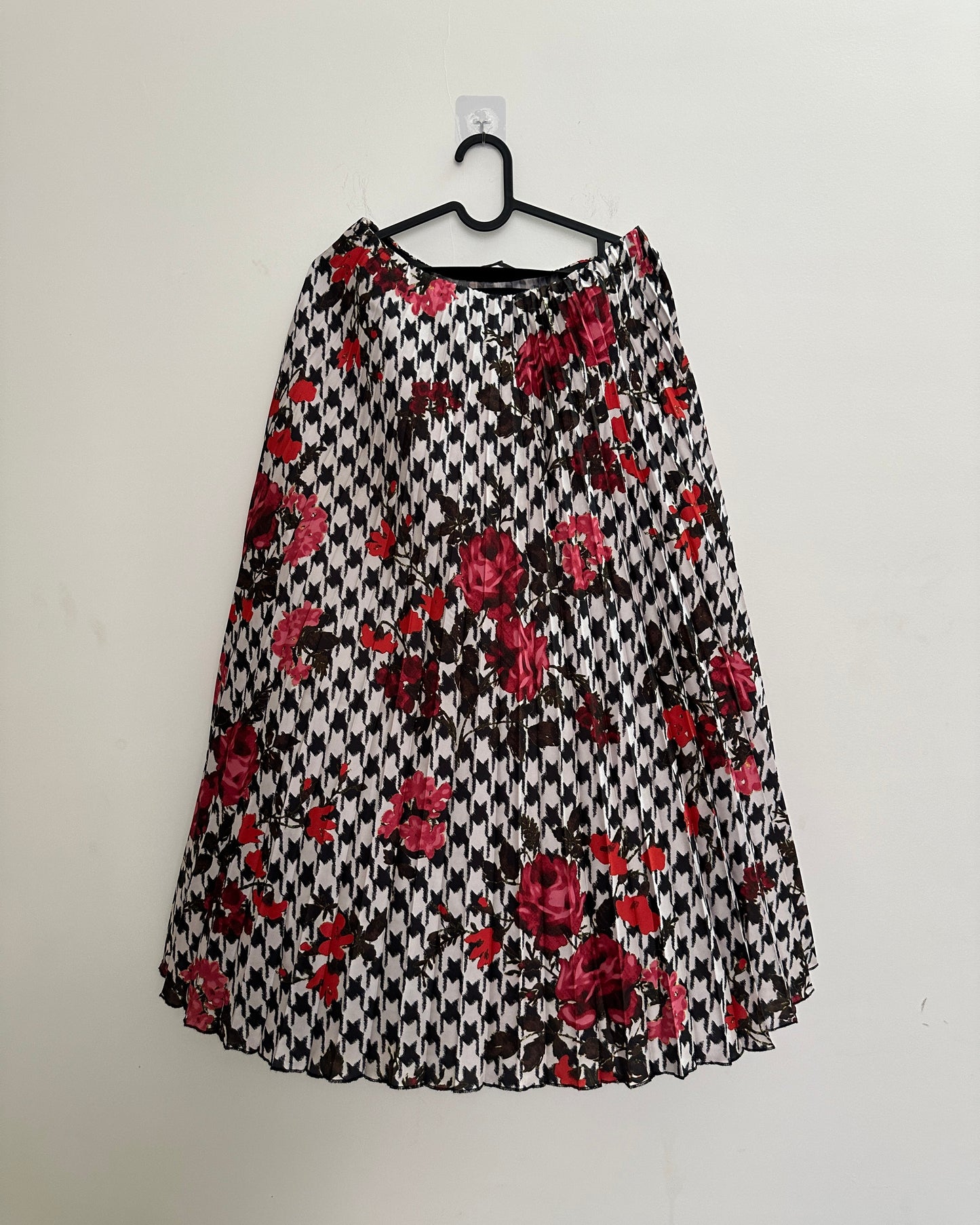 Black and red floral pleated satin skirt