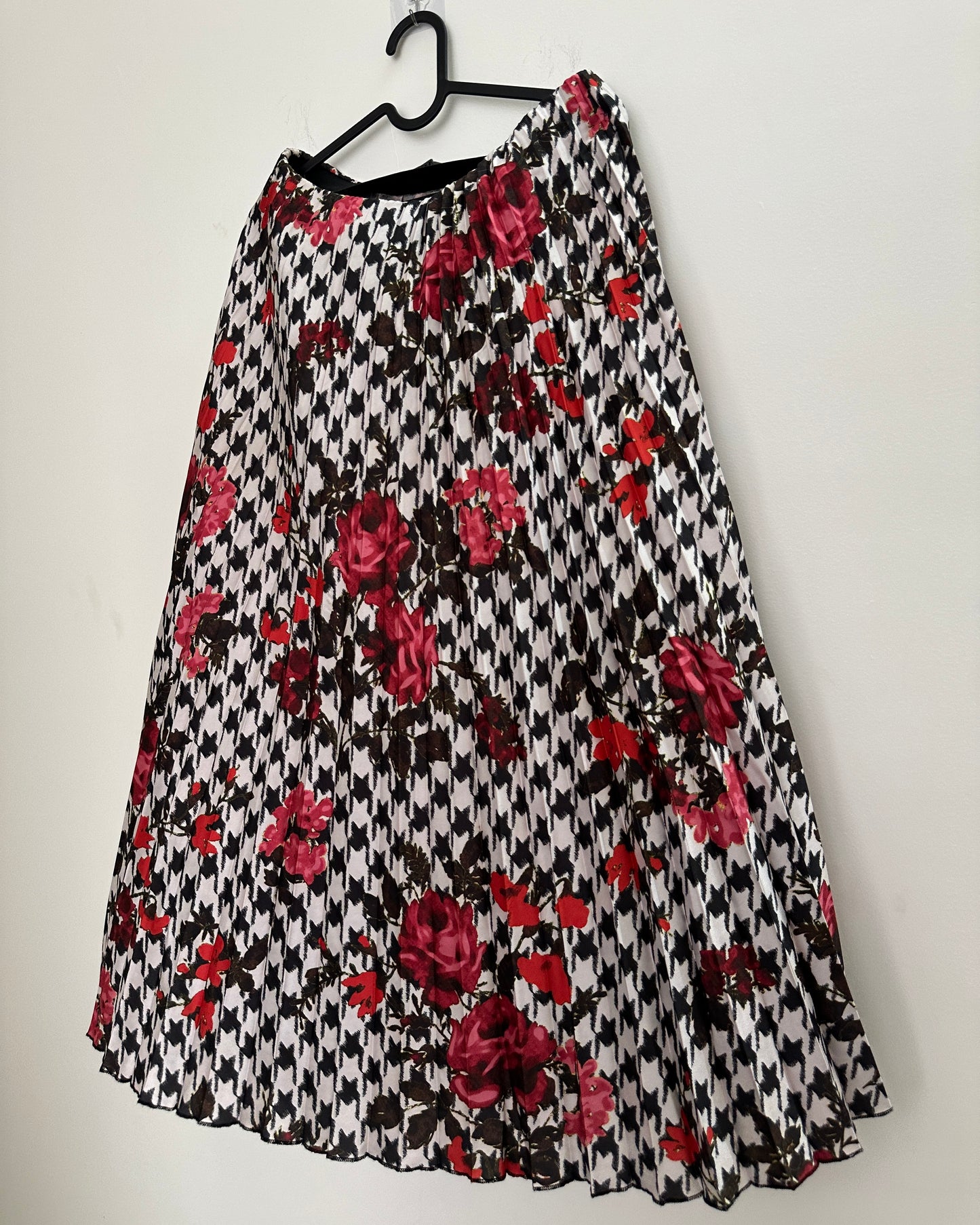 Black and red floral pleated satin skirt