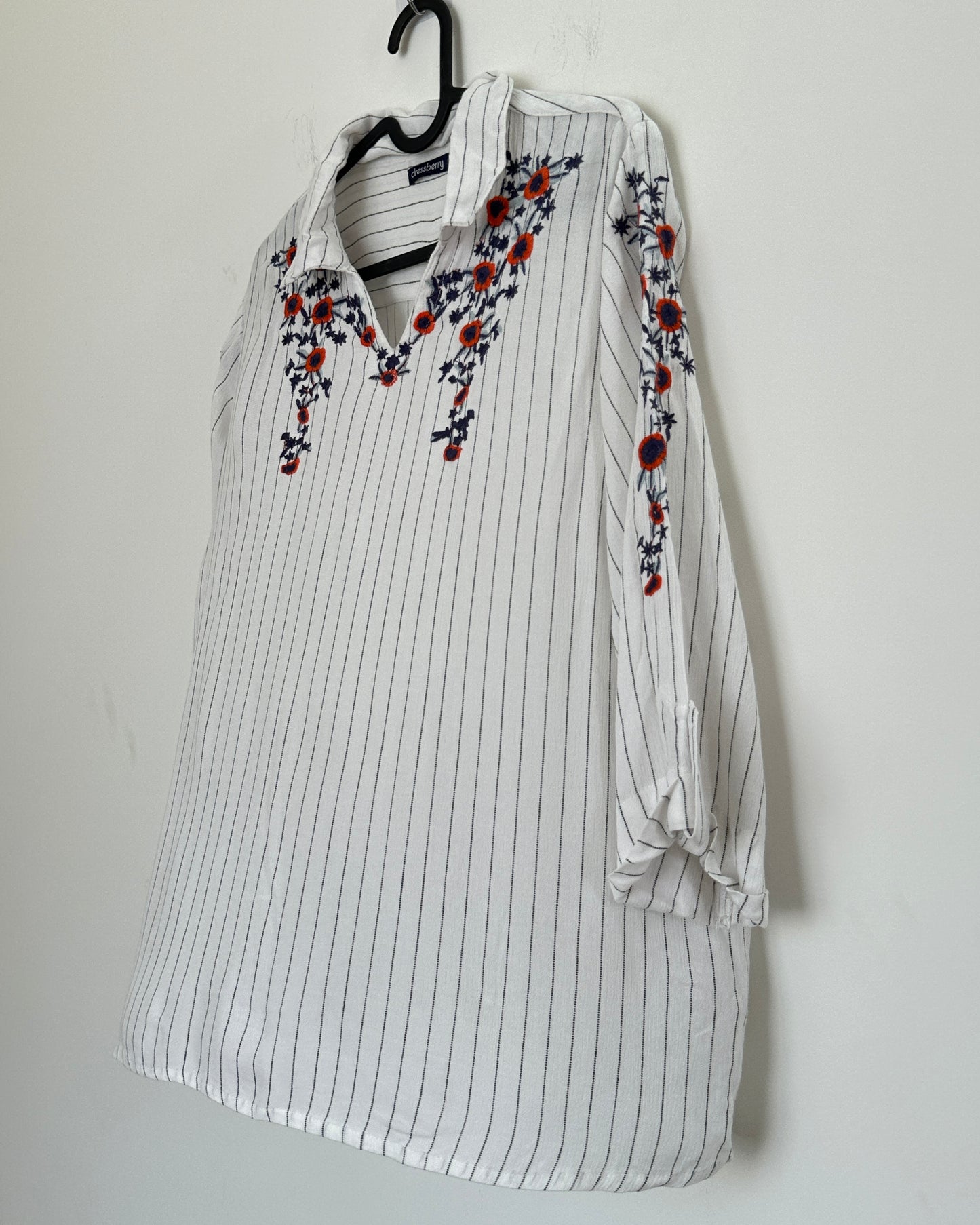 White stripes shirt with embroidered neck