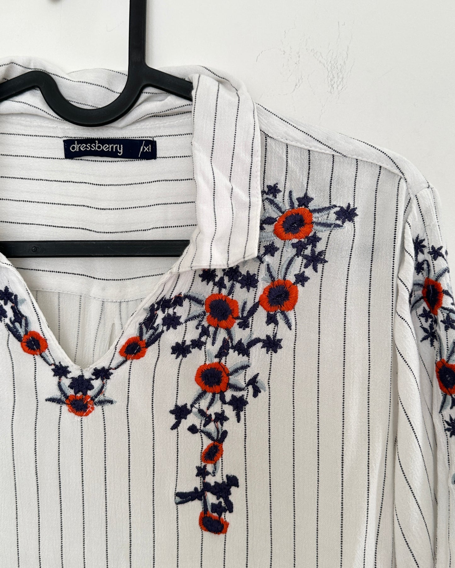 White stripes shirt with embroidered neck