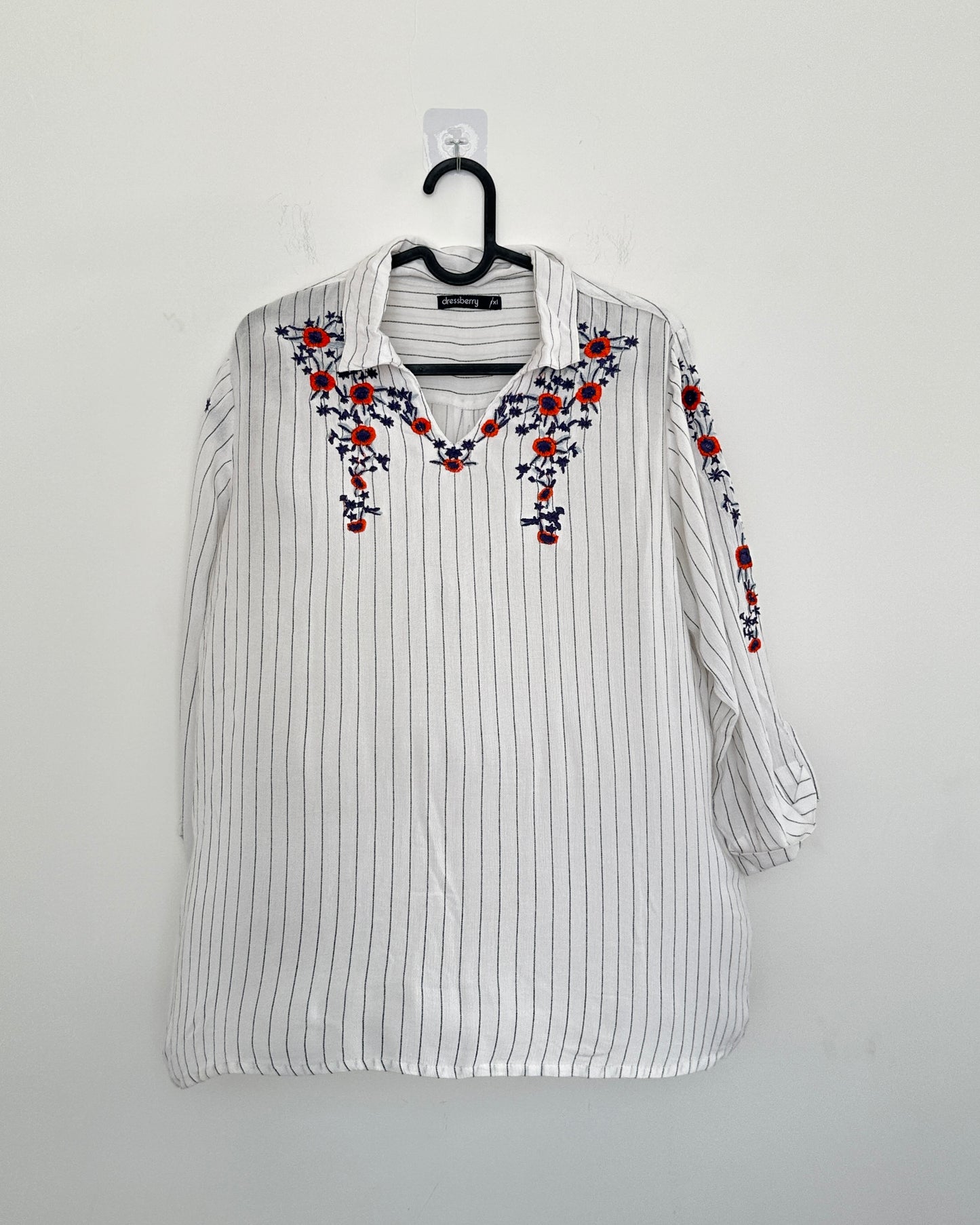 White stripes shirt with embroidered neck