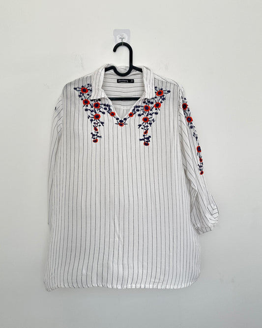 White stripes shirt with embroidered neck