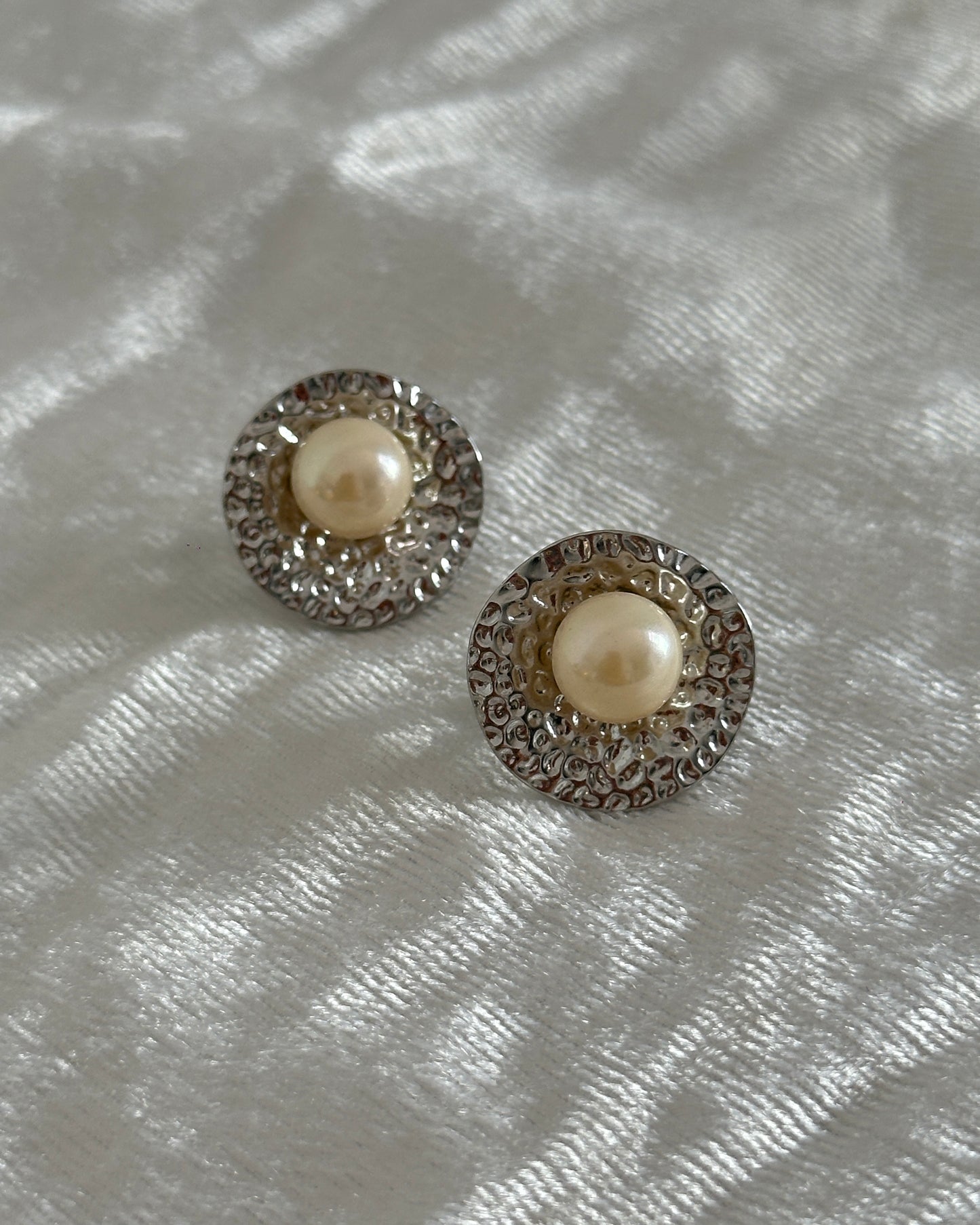 Faux pearl hammered metal stud earring