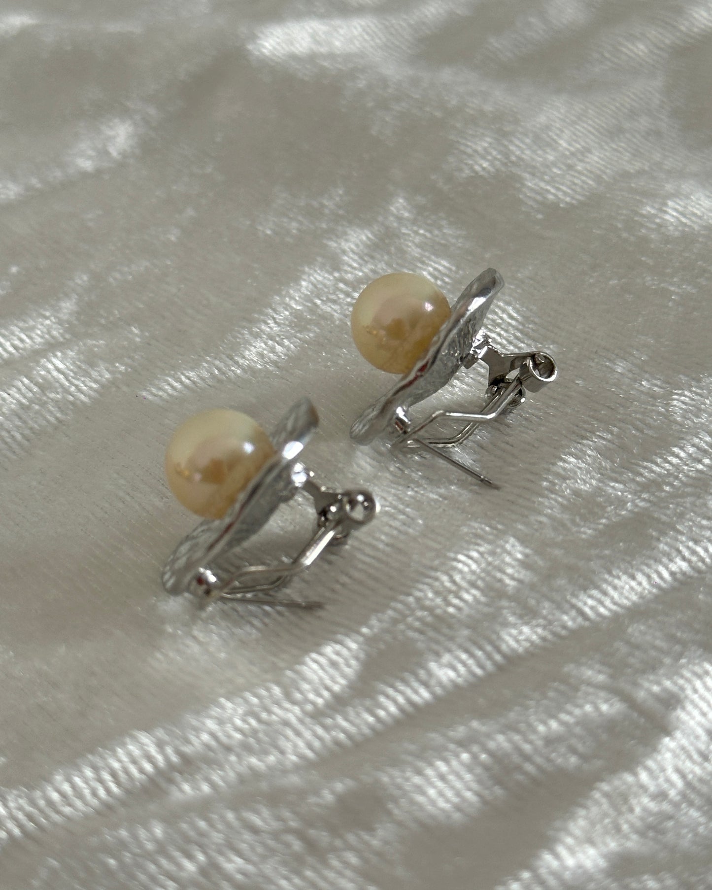 Faux pearl hammered metal stud earring