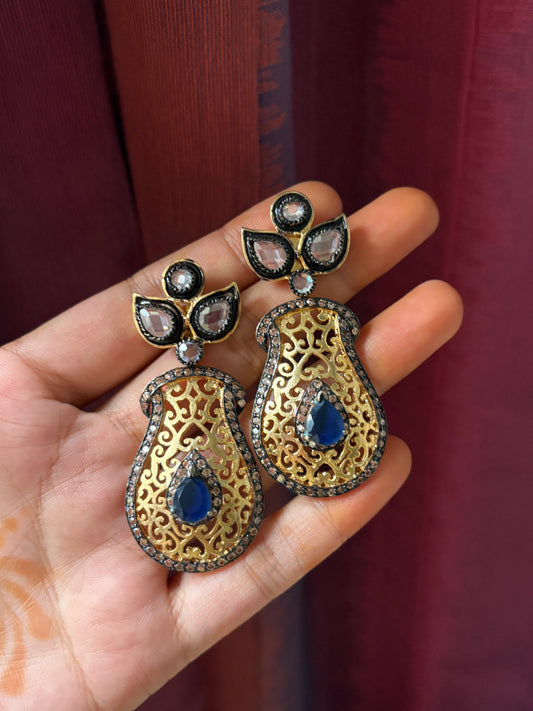 Royal filigree earring with blue stones