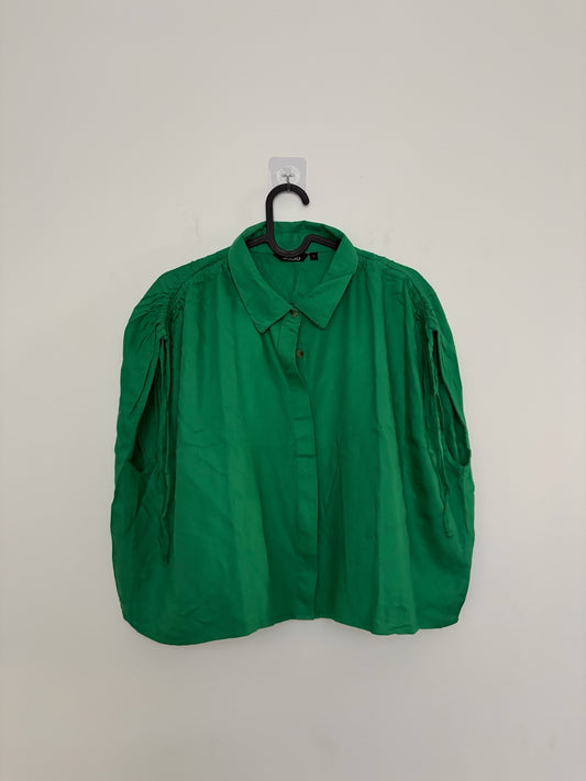 The Circle ZUDIO vibrant green sleeveless button-down shirt with a classic collar and gathered shoulder detailing.