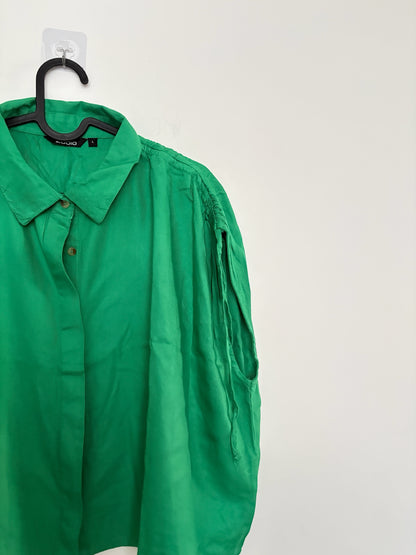 The Circle ZUDIO emerald green sleeveless button-down shirt with a classic collar and gathered shoulder detailing.
